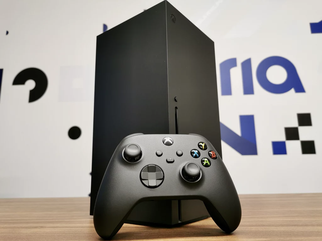 Nowa konsola, nowy, zdecydowanie odmienny od pozostałych systemów elektronicznej rozrywki Microsoftu, design, któremu bliżej do obudowy mini tower PC. Odwrotna sytuacja ma miejsce w przypadku kontrolera, który na pierwszy rzut oka nie przeszedł znacznej metamorfozy, ale to tylko pozory.