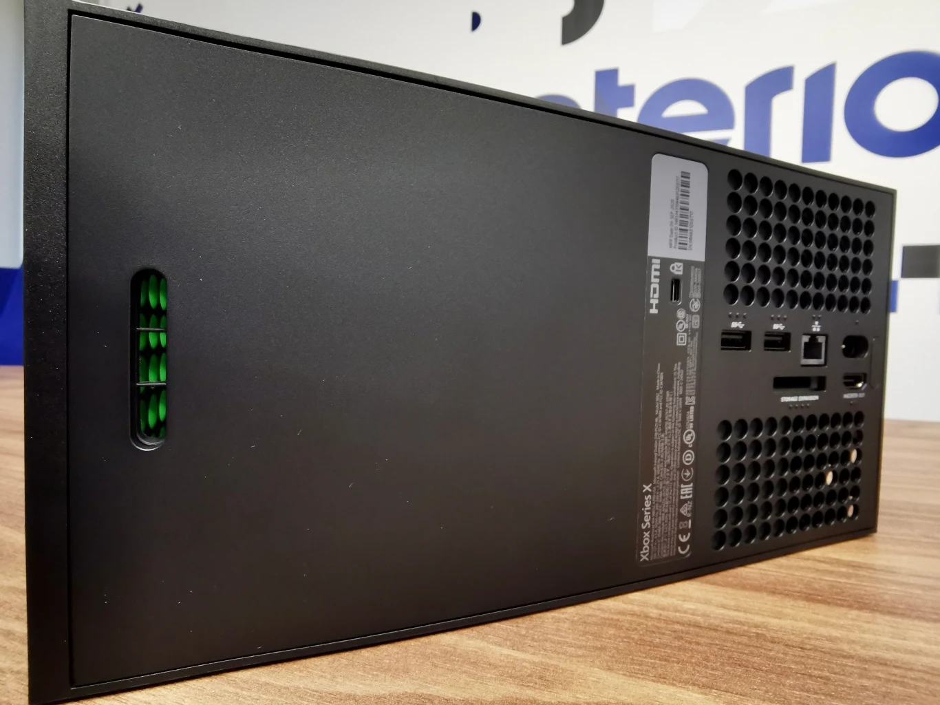 W pozycji pionowej cała konsola opiera się na czterech zaokrąglonych wypustka z antypoślizgowego materiału.