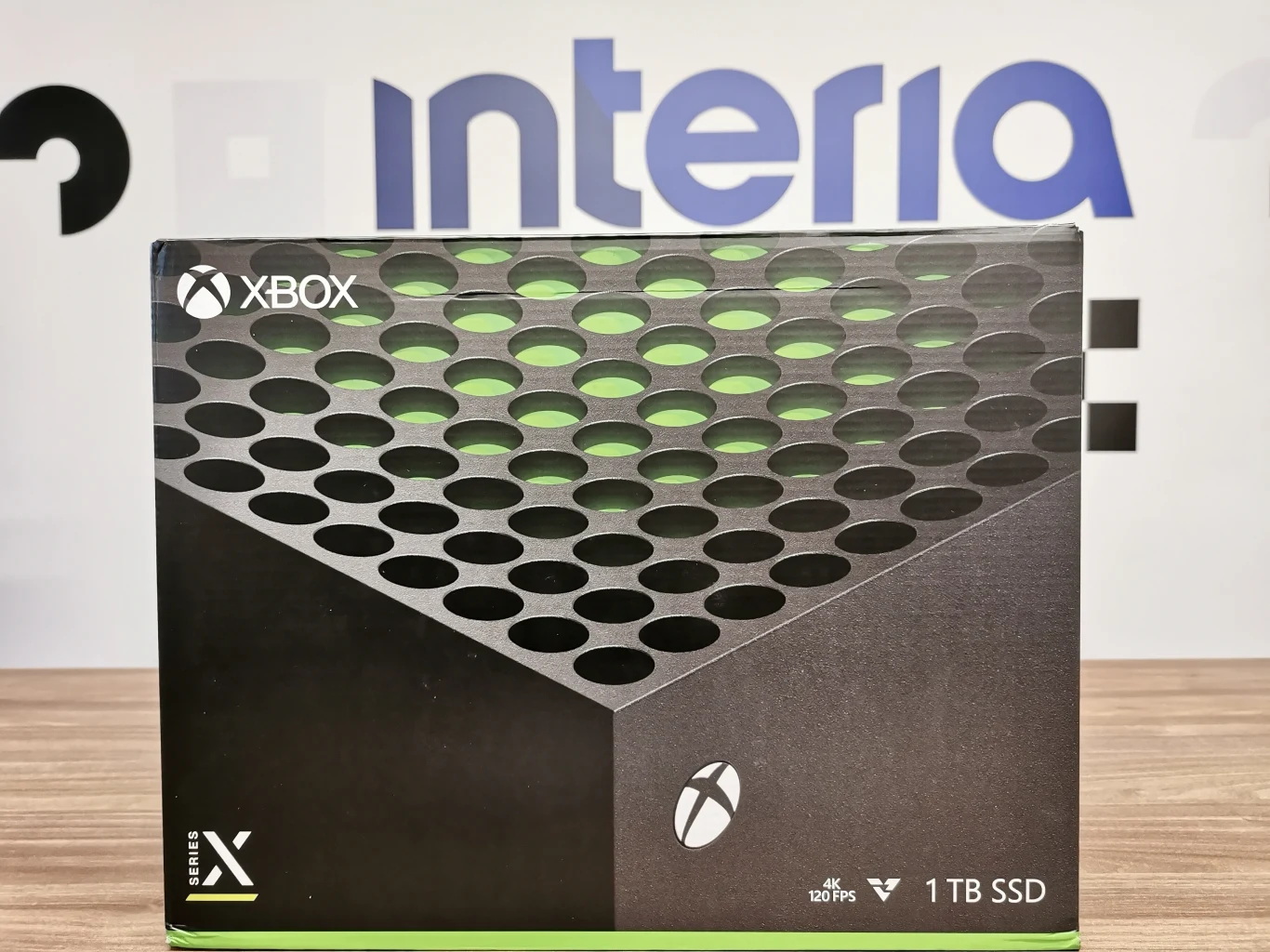 Front pudełka zdobi fragment zdjęcia najbardziej efektownej części obudowy konsoli, pod którą znajduje się system chłodzenia.