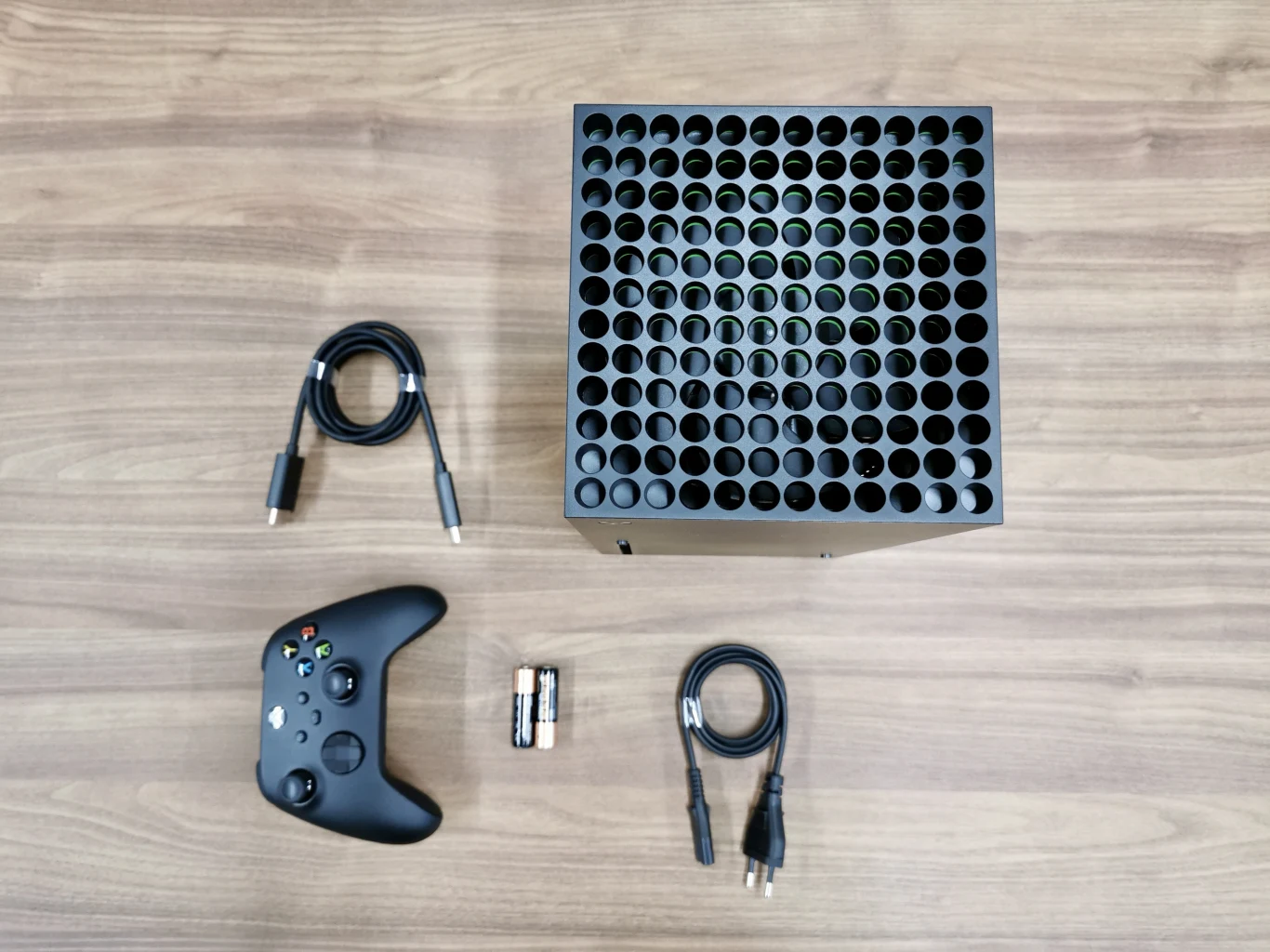 W opakowaniu, poza konsolą znalazły się: kontroler, dwie baterie AA, kabel zasilający oraz przewód HDMI (Ultra High Speed).