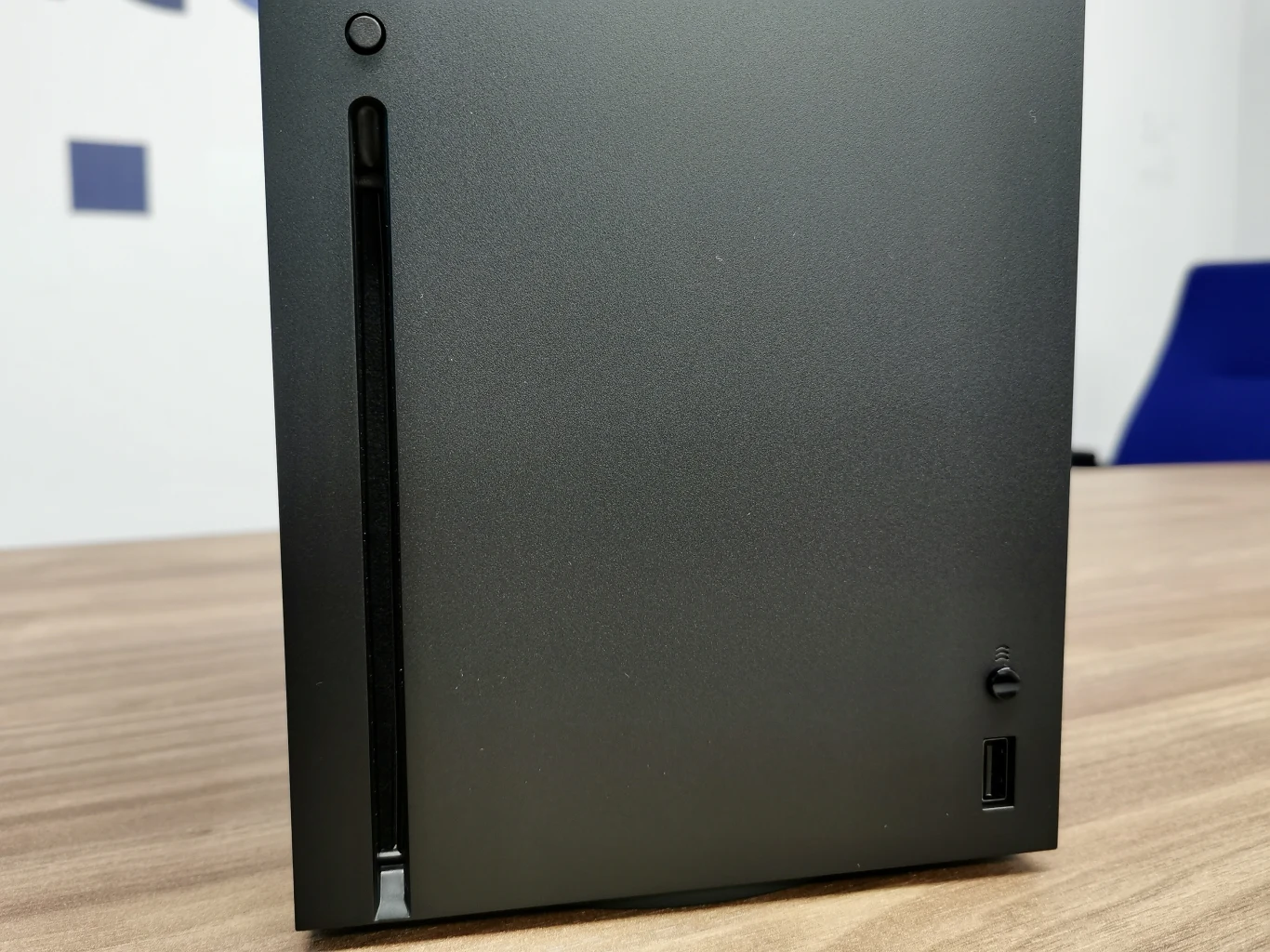 Potężne układy CPU i GPU wspierane są przez 16 GB pamięci RAM, w technologii GDDR6, na szynie o rozmiarze 320 mb. 