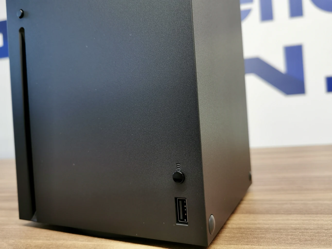 Dane przechowywane będą nie na przestarzałym systemie talerzowym, ale specjalnie zaprojektowanym dla Xbox Series X napędzie SSD NVME o rozmiarze 1 TB.