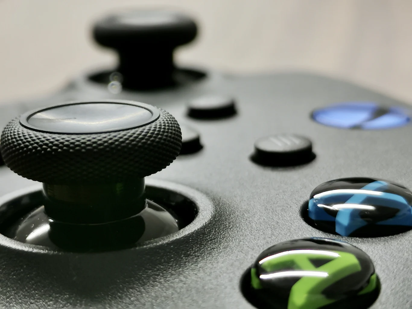 Specjalne zagłębienia na opuszki kciuków i krawędzie pokryte fakturowanych, antypoślizgowym materiałem, wzorem poprzedniego pada powinny zdać egzamin.