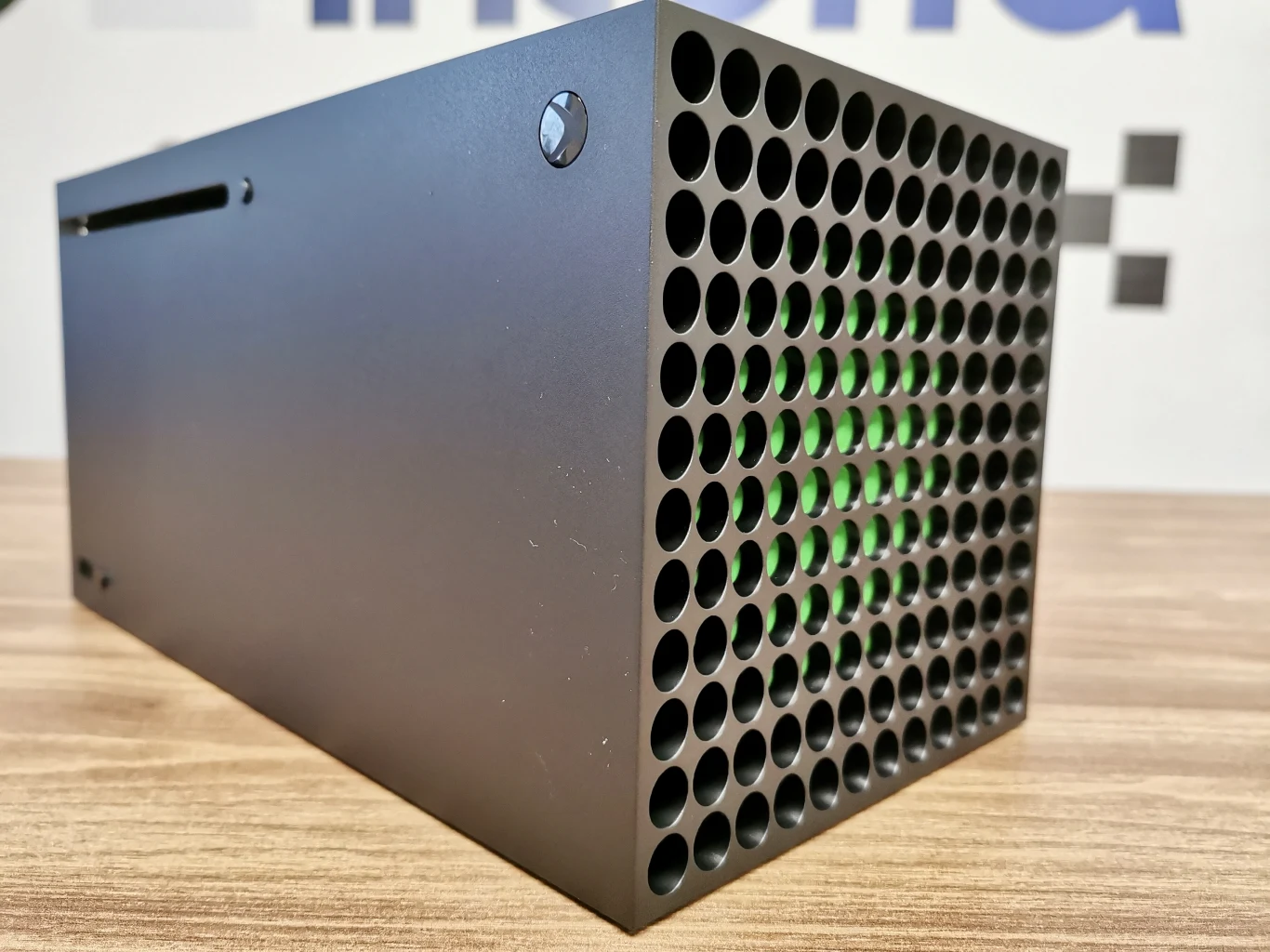 Xbox Series X powinien zmieścić się bez większych problemów w każdym kąciku medialnym. Jego pozycję - ze stojącej na leżącą - można z łatwością zmieniać w dowolnym momencie.