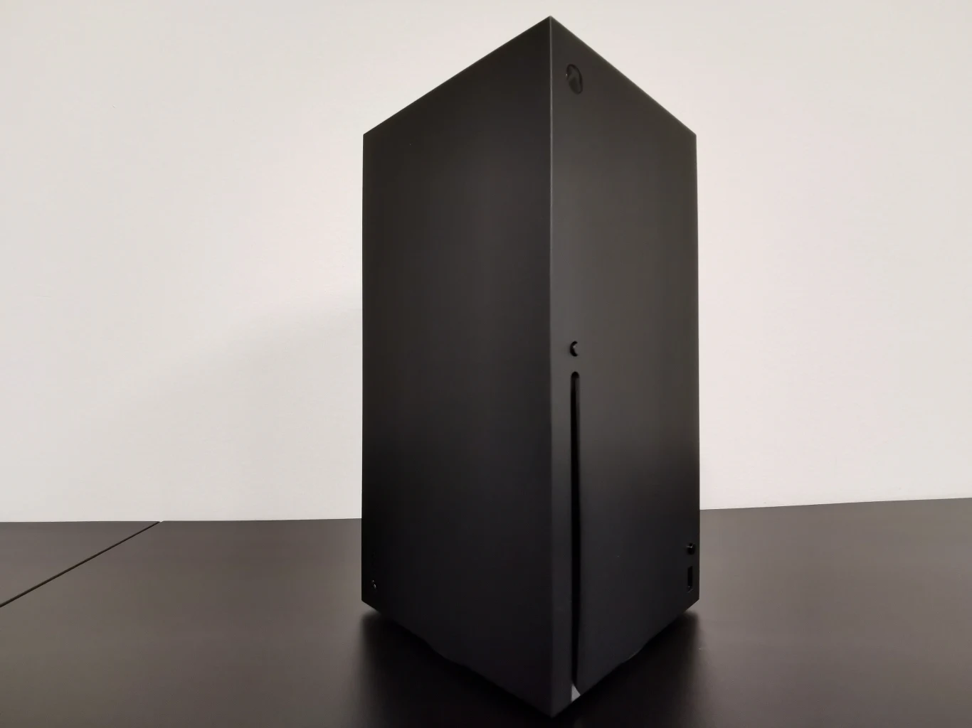 Obudowa Xbox Series X powinna pasować do każdego wnętrza. Jednak najważniejsze jest, co zawiera w środku. Procesorem konsoli jest układ AMD składający się z 8 rdzeni taktowanych w częstotliwości 3,8 GHz, opartych o zmodyfikowaną architekturę Zen 2.