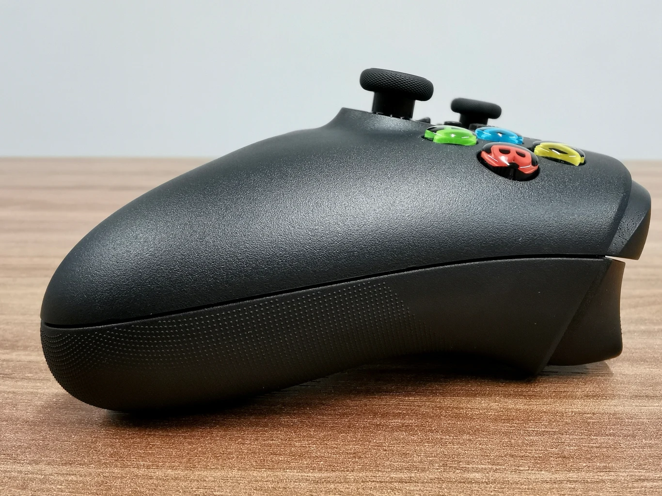 Antypoślizgowym materiałem pokryte zostały uchwyty oraz spusty.