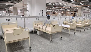 Łóżka dla chorych przygotowane na stadionie PGE Narodowy w Warszawie