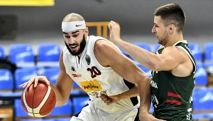 Koszykarz drużyny Pszczółka Start Lublin Joshua Sharma (z lewej)