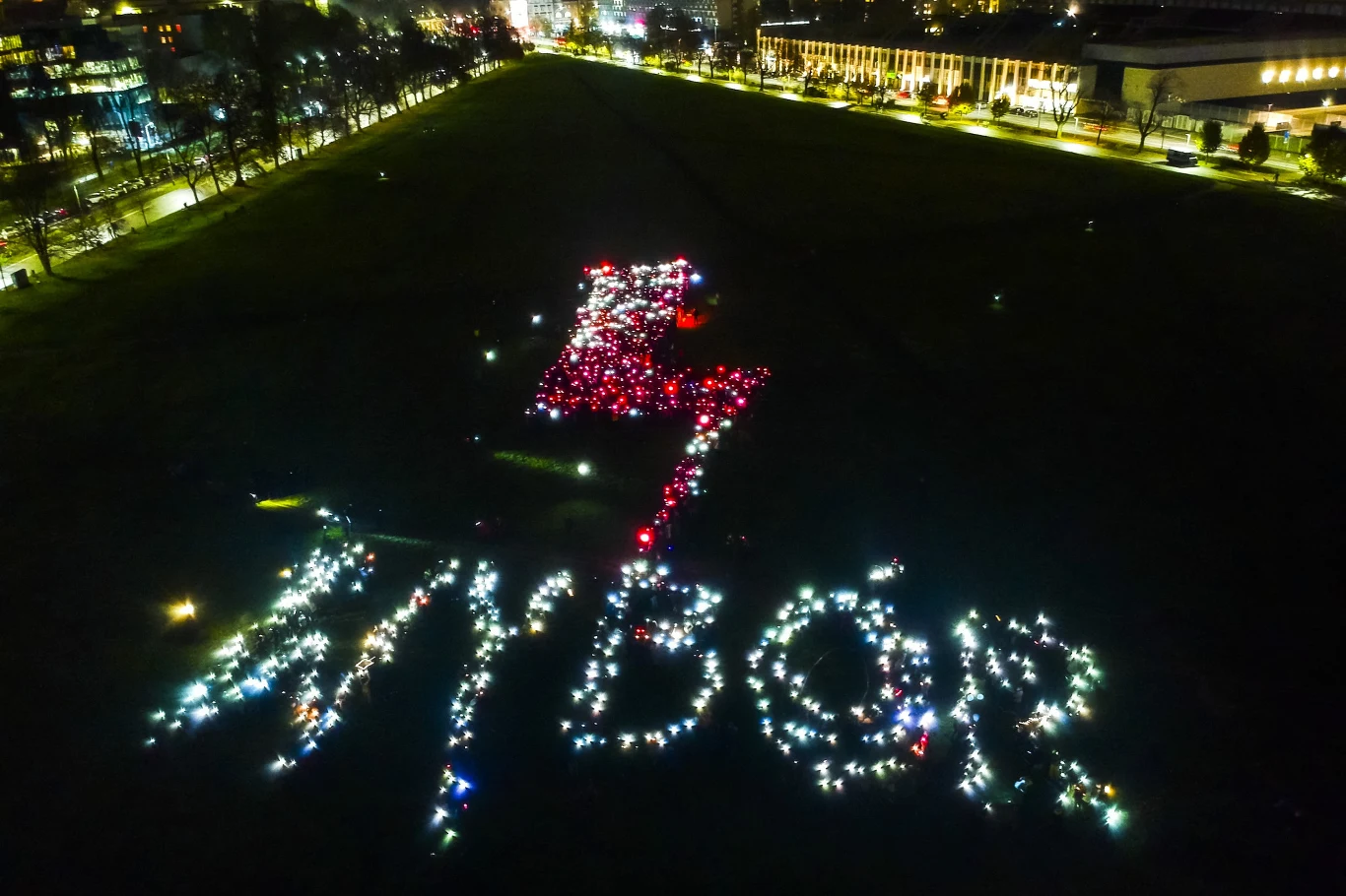 Na krakowskich Błoniach uczestnicy utworzyli napis "Wybór" Na krakowskich Błoniach uczestnicy utworzyli napis "Wybór"