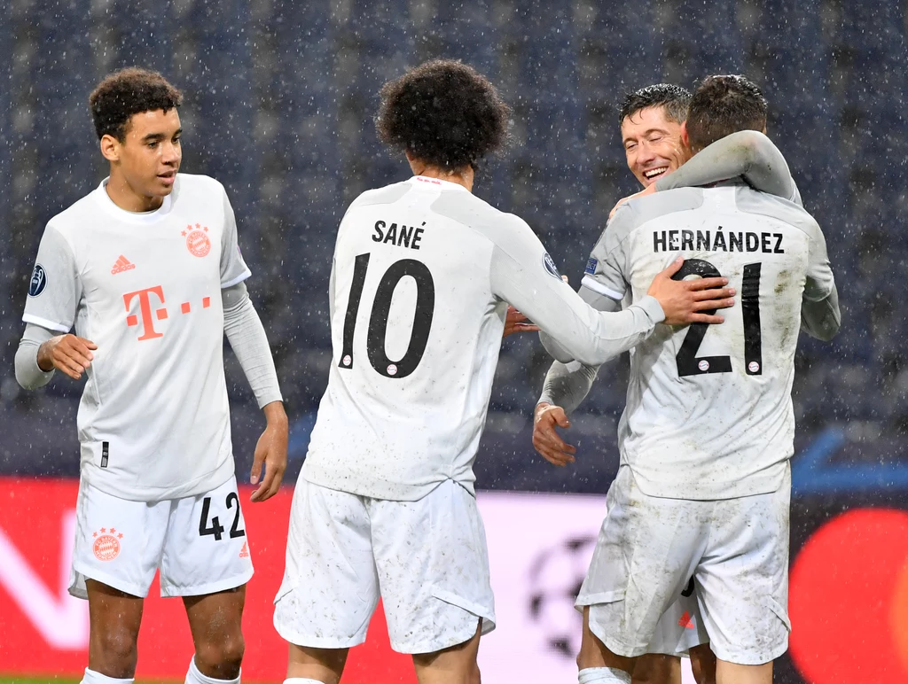 Robert Lewandowski świętuje gola wraz z kolegami z drużyny