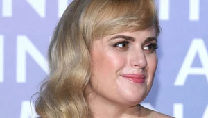 Rebel Wilson eksponuje sylwetkę na plaży. Pokazała siostrę! 