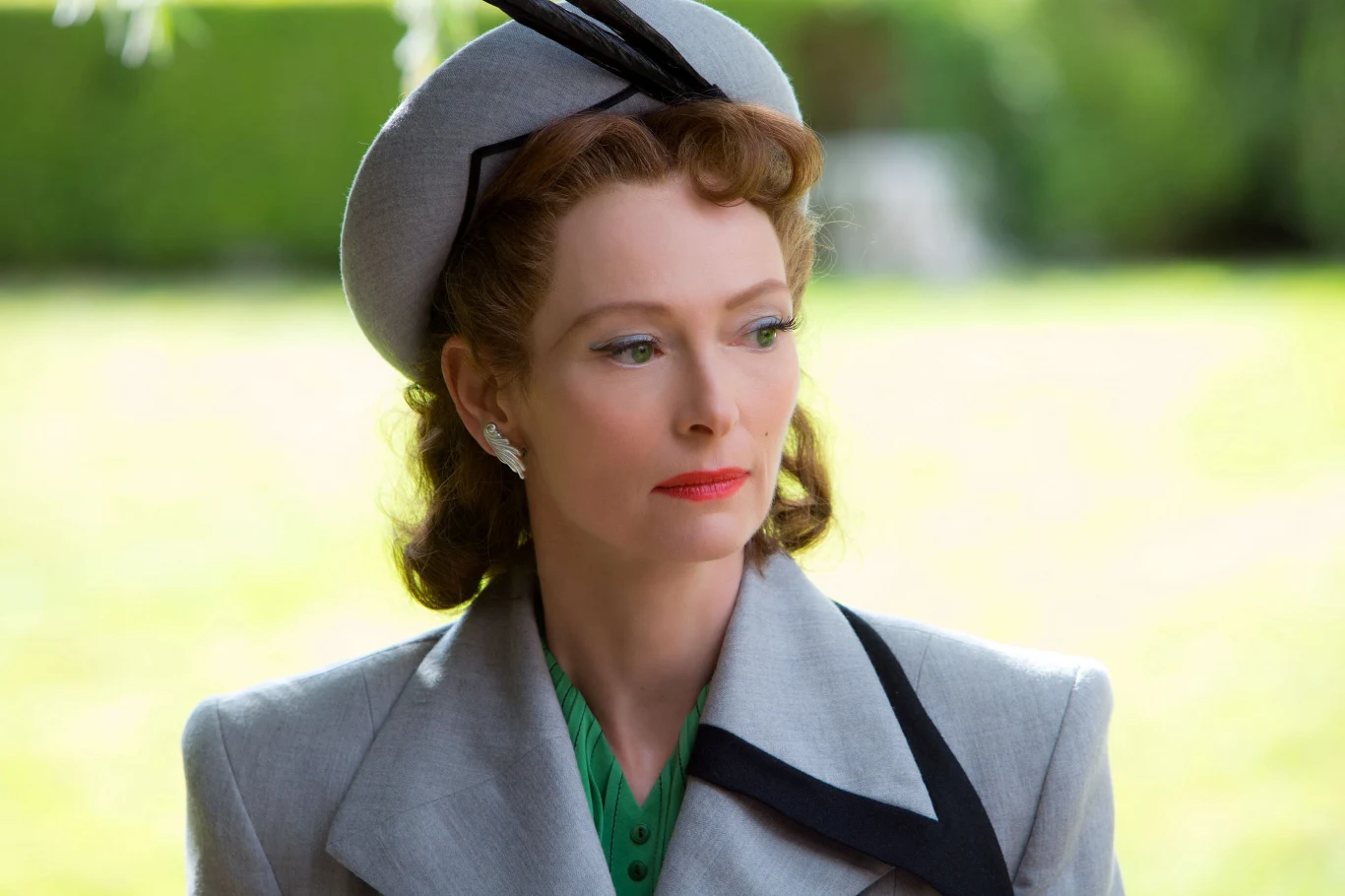 Krótko po zdobyciu Oscara aktorka wystąpiła u braci Coen, szybko stając się jedną z ich ulubienic. W komedii "Tajne przez poufne" (2008) wcieliła się w Katie Cox, żonę znerwicowanego agenta CIA (John Malkovich), który po stracie pracy decyduje się spisać swoje wspomnienia. Ona natomiast stwierdza, że to idealny moment na rozstanie i związanie się ze swym kochankiem, niezbyt rozgarniętym kobieciarzem granym przez... George'a Clooneya, czyli odtwórcę tytułowej roli w "Michaelu Claytonie". Swinton otrzymała za swoją kreację nominację do nagrody BAFTA dla najlepszej aktorki drugoplanowej. Po raz drugi zagrała u braci w muzycznej komedii "Ave, Cezar!" (2016), w której wcieliła się w siostry bliźniaczki, pracujące dla rywalizujących ze sobą czasopism plotkarskich. 