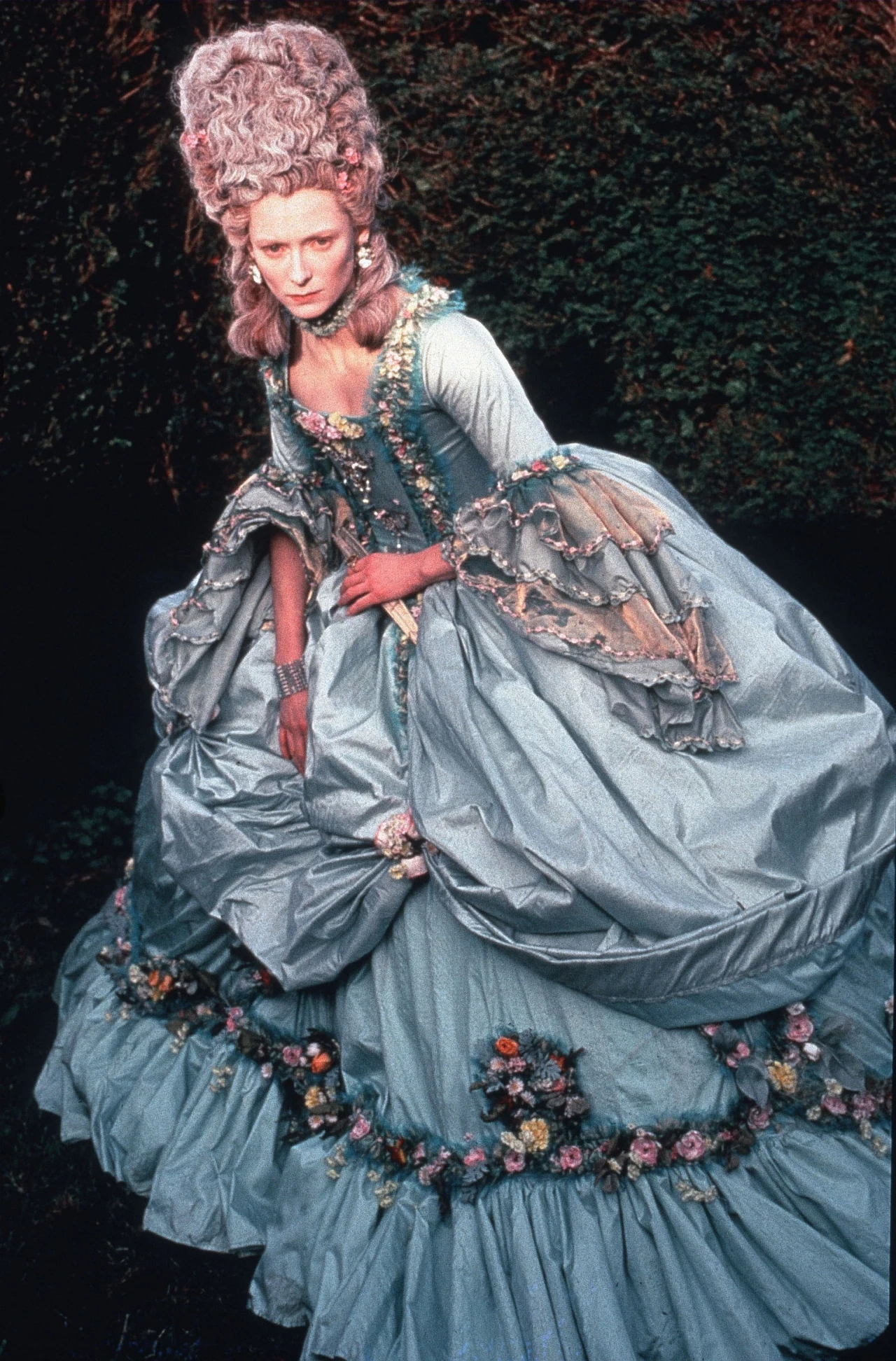 Co ciekawe, taka postawa artystyczna niespecjalnie pasuje do pochodzenia Swinton, która dzieciństwo spędziła w zamku w Berwickshire, własności jej rodu od IX wieku, a wychowywała się w szkockiej rodzinie szlacheckiej, której drzewo genealogiczne sięga 36 pokoleń wstecz! Dla Tildy, która ma dyplom z dwóch fakultetów, według zasad panujących w wysokich sferach, mimo dobrego wykształcenia, nie planowano innej kariery, niż rola żony u boku arystokraty, ale artystka zbuntowała się przeciw własnym korzeniom.