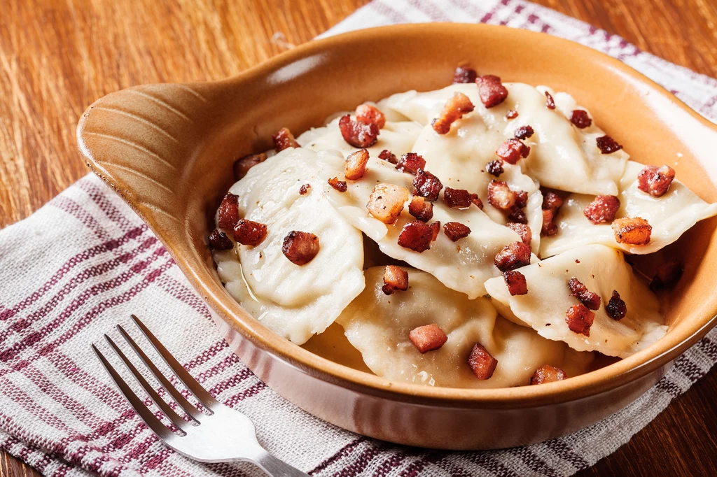 Pierogi ruskie najlepiej smakują podane ze skwarkami z boczku.