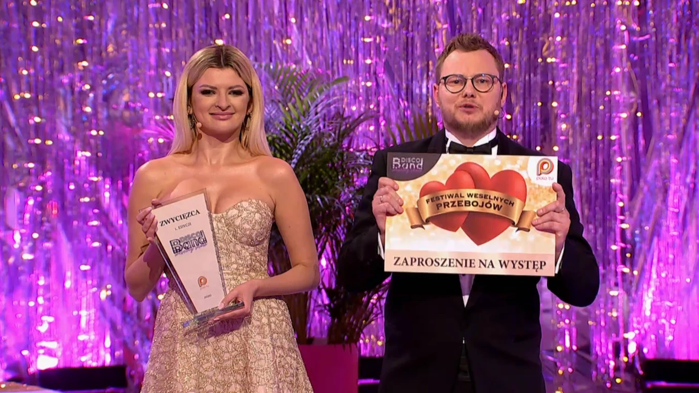 Klaudia Wiśniowska i Wojciech Grodzki prezentują nagrody
