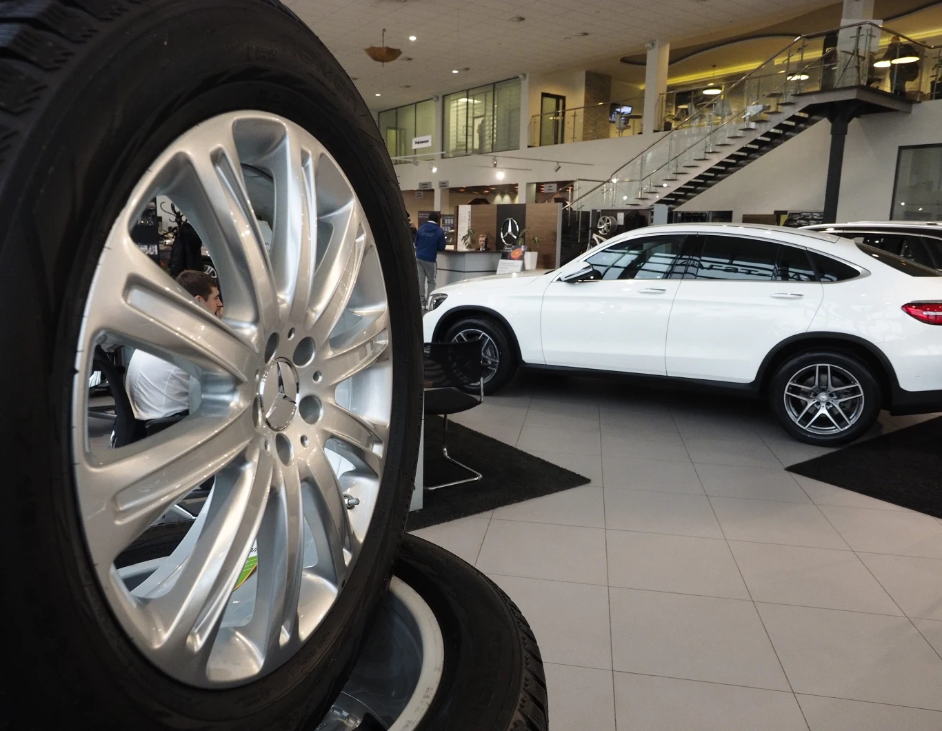 Na przekór pandemii rośnie sprzedaż aut luksusowych Na przekór pandemii rośnie sprzedaż aut luksusowych