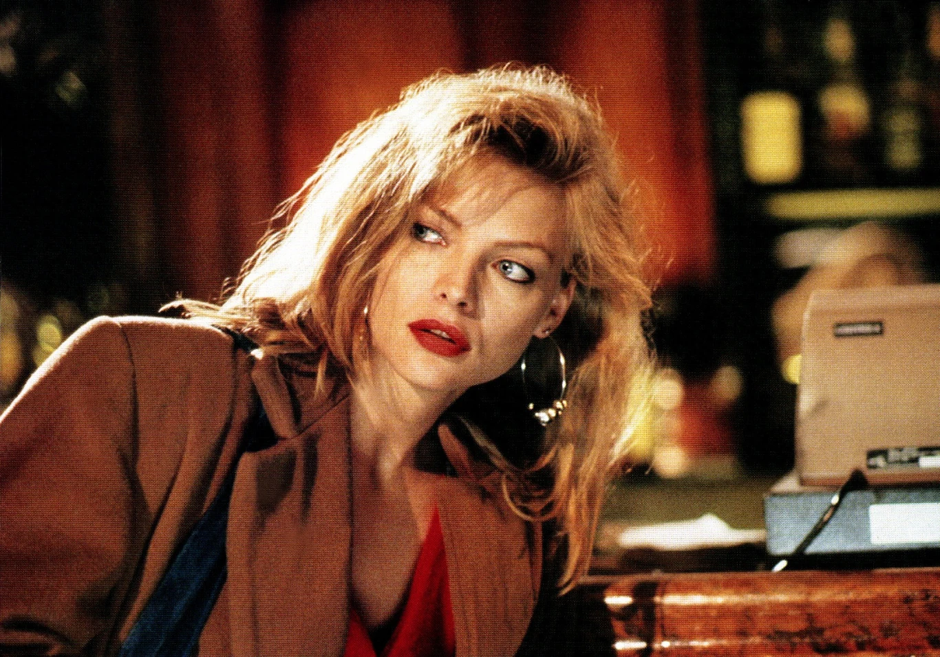 We wtorek, 18 maja, o godz. 21:00 Polsat Seriale przypomni film Mike'a Nicholsa z 1994 roku <b>"Wilk"</b>, w którym świetne kreacje stworzyli Michelle Pfeiffer, Jack Nicholson i James Spader.
Pewnej zimowej nocy Will Randall (Jack Nicholson) potrąca wilka. Kiedy chce sprawdzić, co stało się ze zwierzęciem, zostaje ugryziony. To zmienia życie bohatera. Will odzyskuje młodzieńczy wigor, wyostrzają mu się zmysły: słuchu, węchu, wzroku. Odkrywa u siebie niespożyte siły, spotyka się z pięknymi kobietami, wśród których jest Laura (Michelle Pfeiffer), córka potentata finansowego. Kiedy jednak na ciele Willa pojawia się zwierzęce owłosienie - entuzjazm i zadowolenie przeradzają się w strach. Randall odkrywa, że powoli przemienia się w wilkołaka.