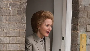 Gillian Anderson na planie serialu "The Crown"