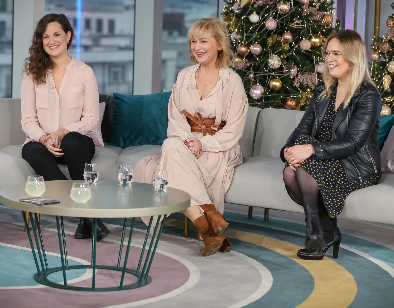 Katarzyna Żak z córkami Zuzanną (L) i Olą (P) w "Dzień dobry TVN" Katarzyna Żak z córkami Zuzanną (L) i Olą (P) w "Dzień dobry TVN"