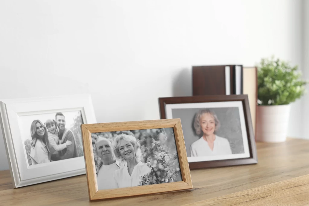 Pochowaj zdjęcia do albumów Aby uniknąć wrażenia zagracenia ogranicz liczbę bibelotów i porozstawianych na półkach oprawionych fotografii. Pojedyncze sztuki mają swój urok. Nadmiar psuje wystrój i utrudnia utrzymanie czystości. Pochowaj zdjęcia do albumów Aby uniknąć wrażenia zagracenia ogranicz liczbę bibelotów i porozstawianych na półkach oprawionych fotografii. Pojedyncze sztuki mają swój urok. Nadmiar psuje wystrój i utrudnia utrzymanie czystości.