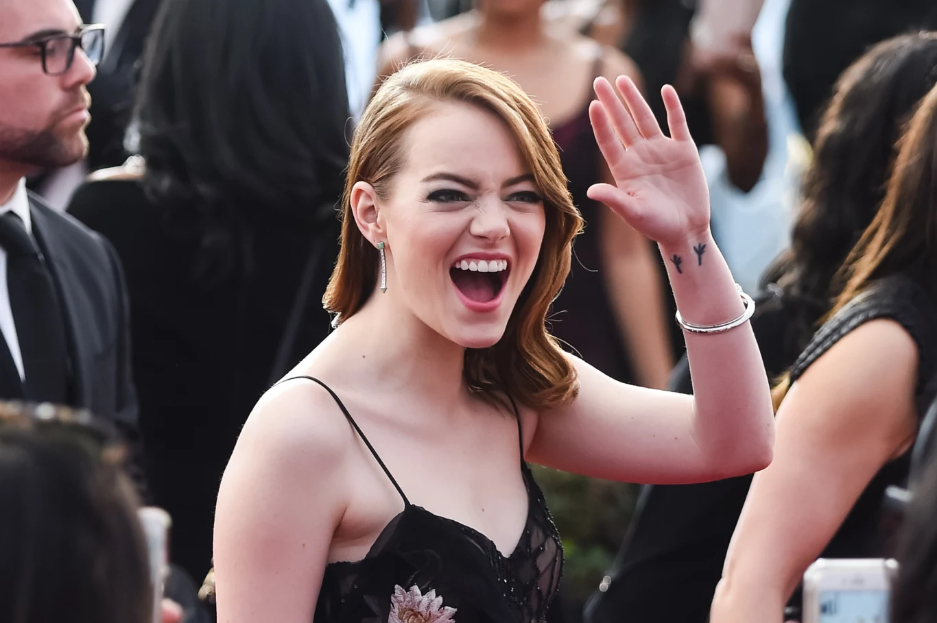 Emma Stone jest wielbicielką The Beatles, nawet odwiedziła kiedyś Paula McCartneya w domu. Jej ulubioną piosenką Beatlesów jest "Blackbird". To nie wszystko: aktorka ma w związku z tym wytatuowane na nadgarstku ślady zostawiane przez ptaka. A autorem projektu jest... sam Paul McCartney.
