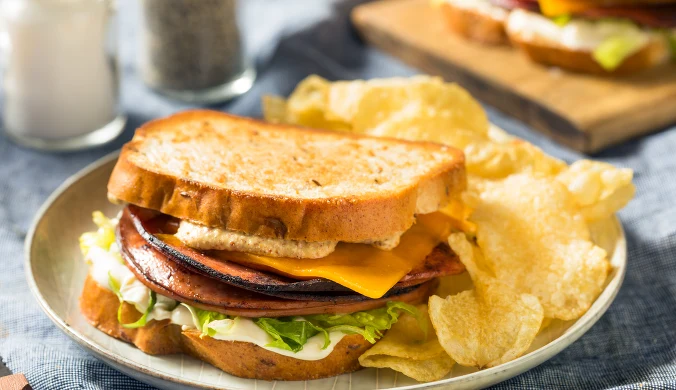Białe pieczywo, tłusty ser i smażone mięso to fatalny wybór na kolację