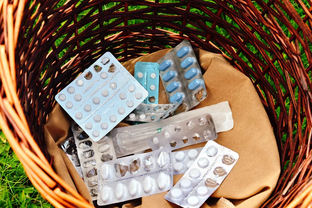 Nie podlega dyskusji fakt, że przeterminowane leki powinno zwracać się do apteki. Niestety, niektórzy o tym zapominają i wyrzucają je do kosza, a co gorsza czasem lądują w zlewie! Pozbywając się ich na własną rękę, wyrządzamy ogromne szkody środowisku naturalnemu. Utylizację tych produktów zostawmy lepiej specjalistom. Nie podlega dyskusji fakt, że przeterminowane leki powinno zwracać się do apteki. Niestety, niektórzy o tym zapominają i wyrzucają je do kosza, a co gorsza czasem lądują w zlewie! Pozbywając się ich na własną rękę, wyrządzamy ogromne szkody środowisku naturalnemu. Utylizację tych produktów zostawmy lepiej specjalistom.