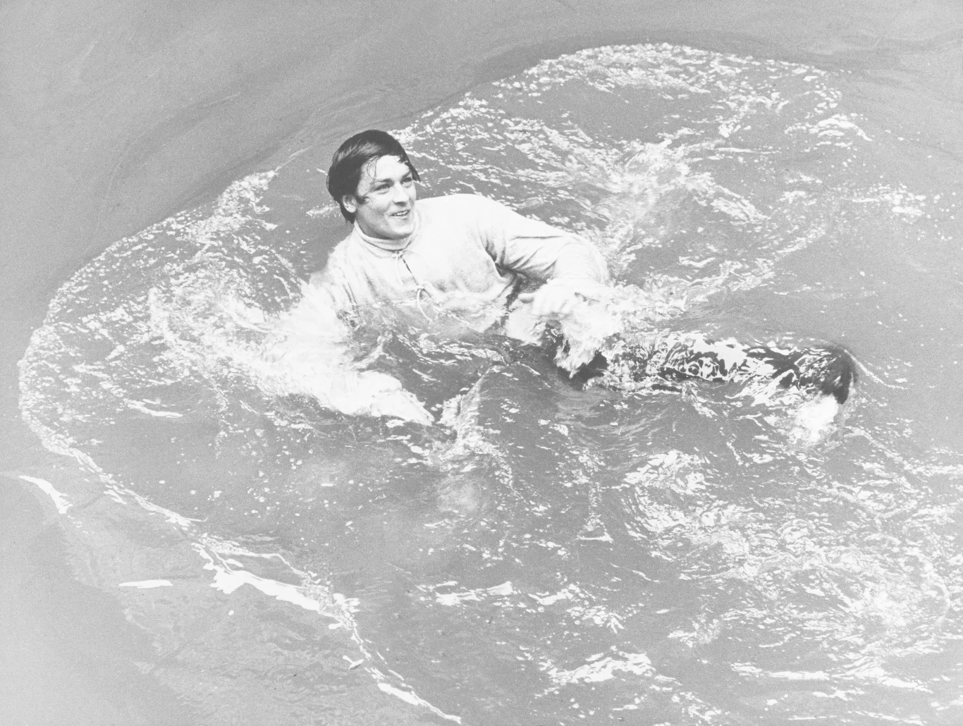 W połowie XX wieku istniało przekonanie, że dla młodych, krnąbrnych mężczyzn najlepszym miejscem jest wojsko. Dlatego w wieku 17 lat Delon został wcielony do francuskiej Marynarki Wojennej. Jak szybko się okazało, mundur również nie pomógł w rozwiązaniu problemów wychowawczych. Delon odsłużył  ponad cztery lata, z czego prawie rok spędził w więzieniu. 

Jednym z jego najpoważniejszych wykroczeń była kradzież wojskowego jeepa i jazda nim po okolicy. Niestety dla młodego żołnierza, ta wycieczka skończyła się w jeziorze, którego podczas nocnej przejażdżki nie zauważył. Jak sam wspominał  w późniejszych wywiadach: "Wysłali mnie za to to więzienia... Nie uznali, że to było zabawne. Nie wiem dlaczego. Ja miałem dużo frajdy".

Delonowi może i brakowało dyscypliny, ale nie brakowało szczęścia do ciekawych ludzi. Pierwszą istotną znajomością w dorosłym życiu Alaina była Brigitte Auber. Francuska aktorka, którą Alain poznał w paryskim klubie jazzowym, została jego kochanką i katalizatorem aktorskiej kariery. To właśnie Auber poznała Alaina z Yvesem Allegratem [twórca m.in. "Cud zdarza się tylko raz" - red.]. To od Allegrata rozpoczęła się kariera filmowa Francuza. Reżyser zaproponował mu bowiem rolę młodego mordercy w filmie "Gdy wmiesza się kobieta" (trudno nie odnieść wrażenia, że tytuł aktorskiego debiutu, jest bardzo ironiczny w odniesieniu do kariery Delona).