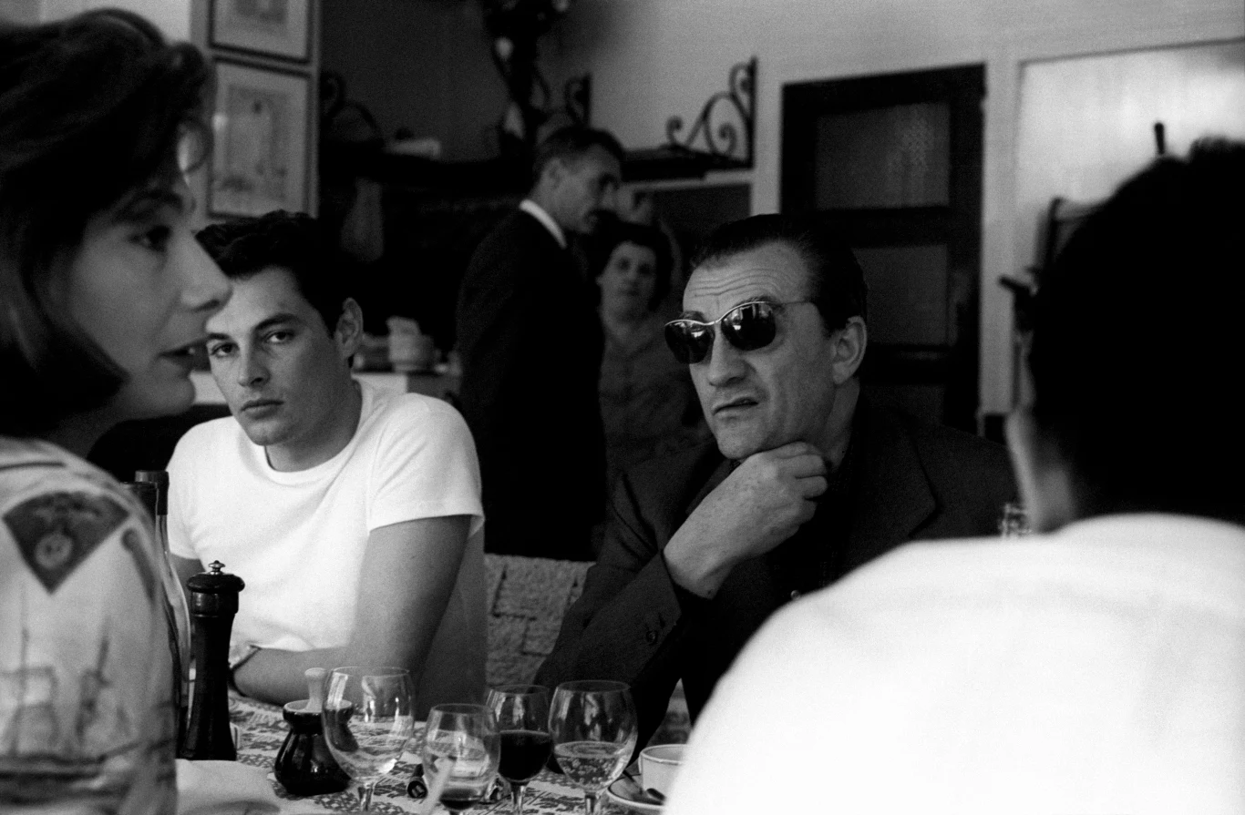 Wielka kariera Francuza rozpoczęła się jednak od filmu "W pełnym słońcu" w reżyserii Rene Clementa. To tutaj Delon zagrał swoją pierwszą główną rolę. Traf chciał, że znowu dzięki kobiecie. Początkowo, Alain miał zagrać rolę drugoplanową. Kiedy jednak reżyser wraz z producentem złożyli mu tę propozycję, aktor oświadczył, że widzi siebie tylko w głównej roli. Wybuchła awantura, która opanowana została przez żonę Clemonta - poparła bowiem pomysł Delona i przekonała do niego męża.

"W pełnym słońcu" miało swoją premierę w 1960 roku. Przez następne 8 lat Delon grał w przynajmniej dwóch filmach rocznie. Do najważniejszych można zaliczyć m.in. "Zaćmienie" i "Lampart". Zyskał sobie również tytuł gwiazdy kina i człowieka, który lubi się dobrze zabawić w paryskich klubach. 

Jednym z towarzyszy jego imprez był korsykański gangster Francois Marcantoni, który w latach 50. XX wieku był zamieszany w kilka napadów na banki. To właśnie wraz z Marcantonim, Delon "zagrał" jedną z najważniejszych ról w swoim życiu. I tym razem scenariusz napisało życie.