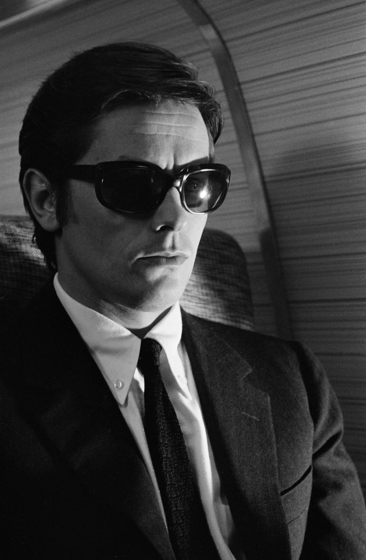 Z racji swojej popularności Delon zatrudniał wielu ochroniarzy. Jednym z nich był urodzony w Belgradzie Stevan Marković, który na tyle dobrze dogadywał się ze swoim szefem, że szybko przestał być ochroniarzem, a zaczął być współorganizatorem jego wystawnych i szalonych przyjęć. Marković znany był ze swojego zamiłowania do hazardu. Dlatego pewnego razu postanowił zaryzykować. W sypialniach willi należącej do Delona, przed rozpoczęciem przyjęcia, porozstawiał aparaty fotograficzne. 

Jedna z "prywatek" w domu aktora była szczególnie huczna, dlatego Markovicowi udało się zebrać spory materiał, którym zaczął szantażować "bohaterów" zdjęć. Wśród osób uwiecznionych na fotografiach był zarówno sam Delon, jak i jego przyjaciel Marcantoni. Asem w rękawie były jednak intymne fotograf