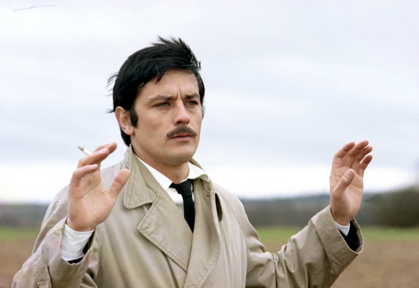 Sprawa miała zatem poważny wymiar polityczny. Szybko jednak przerodziła się w kryminalno-polityczną, kiedy to 1 października 1968 roku Marković został znaleziony martwy na wysypisku śmieci. Podejrzenia padło od razu na Delona i jego korsykańskiego przyjaciela, którzy zostali zatrzymani i przesłuchani w charakterze świadków. Sam premier Pompidou odcinał się od całej sprawy, tłumacząc, że jego domniemany udział w całej sprawie jest prowokacją opozycji. Potwierdził jedynie, że jego żona bywała na przyjęciach u słynnego aktora. Oficjalnym stanowiskiem rządu był również komunikat, który stwierdzał, że kobieta widoczna na zdjęciach nie jest panią Pompidou, ale podobną do niej prostytutką. 

Kto i dlaczego miał szantażować późniejszego prezydenta Francji i czy kobieta na zdjęciach była panią Pompidou? Tego nigdy nie ustalono. Sprawa morderstwa Markovicia również pozostaje do dziś niewyjaśniona.