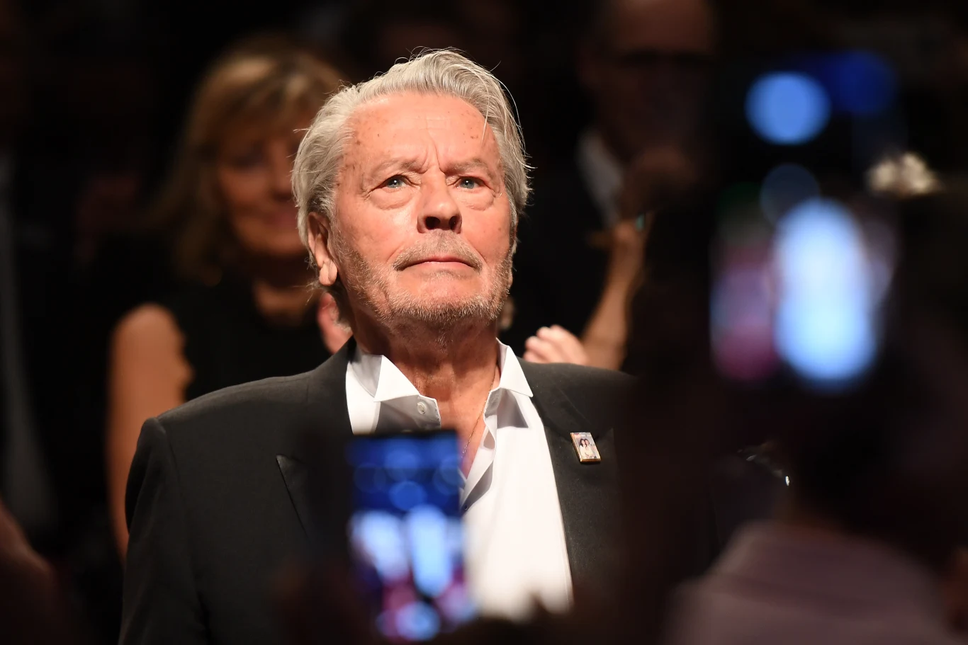 Jego kariera rozwijała się również, kiedy Delon był już starszy. W 1984 roku zagrał w innym wybitnym filmie francuskim, "Nasza historia" w reżyserii Bertranda Bliera. To właśnie za kreacje w tej produkcji Delon otrzymał jedynego w swojej kolekcji Cezara za najlepszą rolę pierwszoplanową.

W drugiej połowie lat 80. Delon grał już mniej. Oczywiście nie należy zapominać o jego udziale w takich filmach, jak "Przejście" i "Nie budź gliny kiedy śpi", ale aktor już do swojej średniej dwóch filmów rocznie nigdy nie wrócił.

W ostatnich latach Delon występuje bardzo sporadycznie, jednak często zabiera głos w sprawach publicznych i nie można powiedzieć, aby przejmował się poprawnością polityczną. Jest zdeklarowanym prawicowcem, a w wyborach w 2013 roku oficjalnie poparł Front Narodowy. 

Francuska opinia publiczna szeroko komentowała również jego wypowiedź na temat związków homoseksualnych. Delon w jednym z wywiadów powiedział: "To jest nienaturalne. Przepraszam, ale tak jest. Wszyscy musimy kochać kobiety, a nie flirtować i podrywać chłopców. Nie mam nic do małżeństw homoseksualnych. Nie obchodzą mnie. Ale jestem przeciwnikiem adopcji dzieci przez pary homoseksualne".