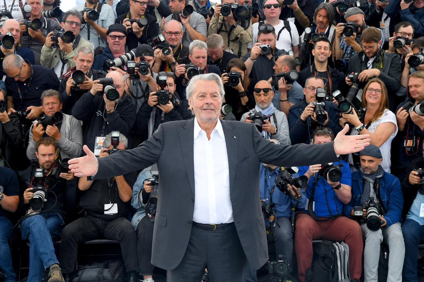 Delon zawsze mówił, co myśli i chyba dlatego zjednał wokół siebie tylu ludzi. Nie brakowało mu nigdy pewności siebie. W jednym z wywiadów dla amerykańskiej stacji powiedział: "W Ameryce zostaje się gwiazdą kiedy zagra się w trzech klasykach. Ja zagrałem w piętnastu. Pokażcie mi drugiego takiego aktora".

Mimo wszystkich wad, Delon jest we Francji ikoną i dobrem narodowym. I chyba raczej tak będzie już zawsze. Francuzi od zawsze kochali przecież skandalistów.