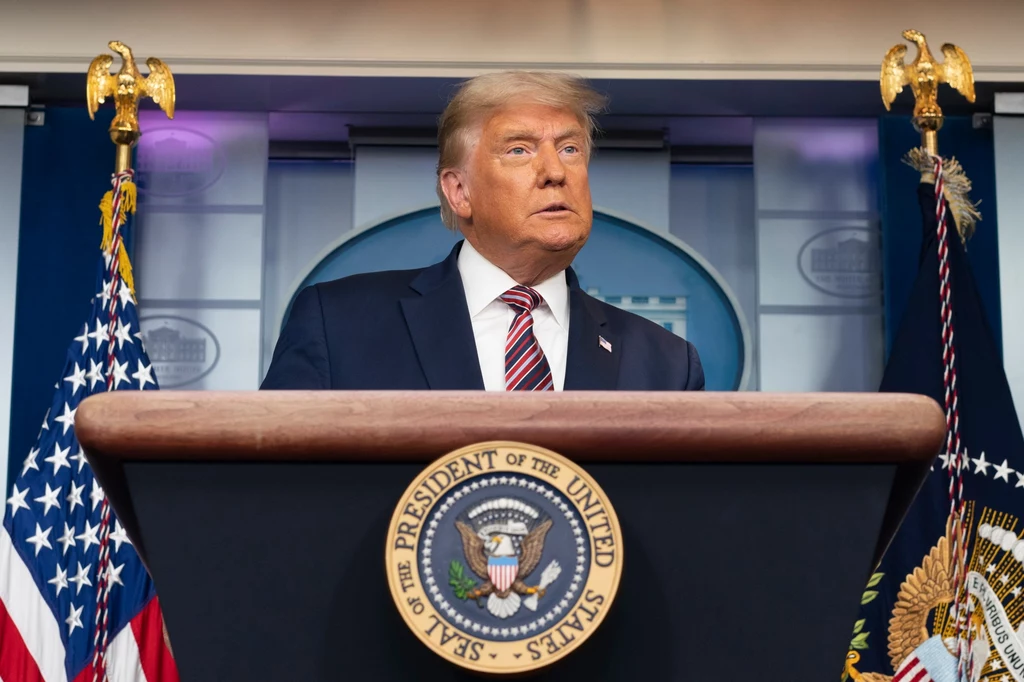 Donald Trump podczas wygłaszania oświadczenia w Białym Domu