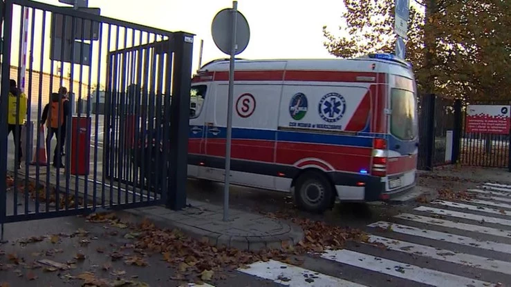 Karetka pogotowia wjeżdża na teren szpitala tymczasowego na Stadionie Narodowym Karetka pogotowia wjeżdża na teren szpitala tymczasowego na Stadionie Narodowym