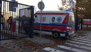 Karetka pogotowia wjeżdża na teren szpitala tymczasowego na Stadionie Narodowym