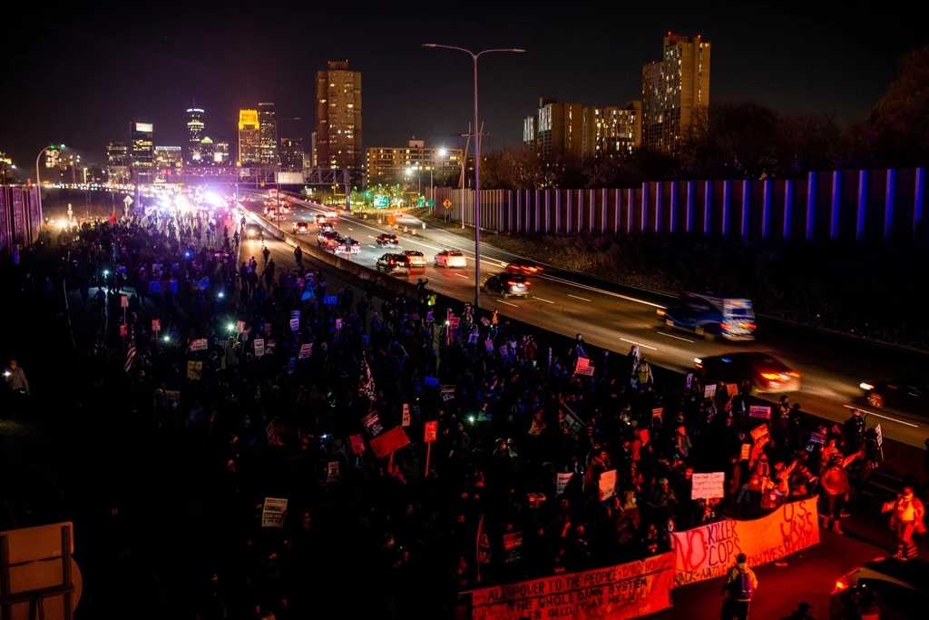 Niektóre protesty były zaplanowane jeszcze przed wyborami, jednak – jak podają media – zintensyfikowały się po tym jak Donald Trump, już po zakończeniu głosowania, kilkakrotnie podważył uczciwość liczenia głosów i zaapelował o jego przerwanie. (PAP) Niektóre protesty były zaplanowane jeszcze przed wyborami, jednak – jak podają media – zintensyfikowały się po tym jak Donald Trump, już po zakończeniu głosowania, kilkakrotnie podważył uczciwość liczenia głosów i zaapelował o jego przerwanie. (PAP)