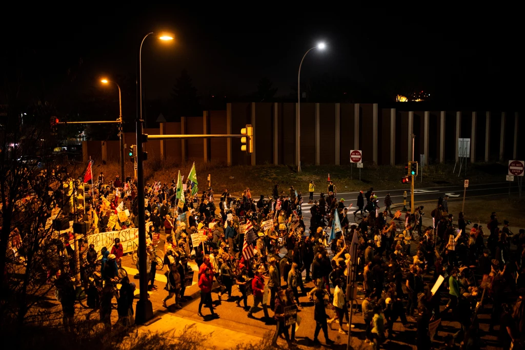 W Minneapolis protestujący zablokowali autostradę I-94. W Minneapolis protestujący zablokowali autostradę I-94.