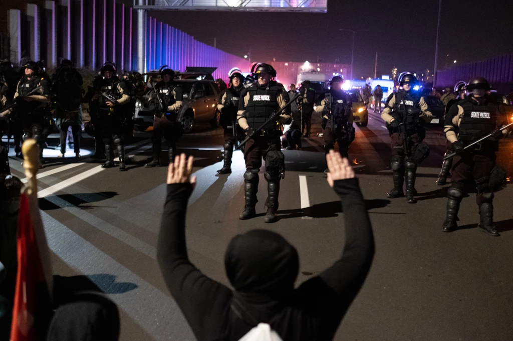 W Minneapolis policja zatrzymała 600 osób. W Minneapolis policja zatrzymała 600 osób.