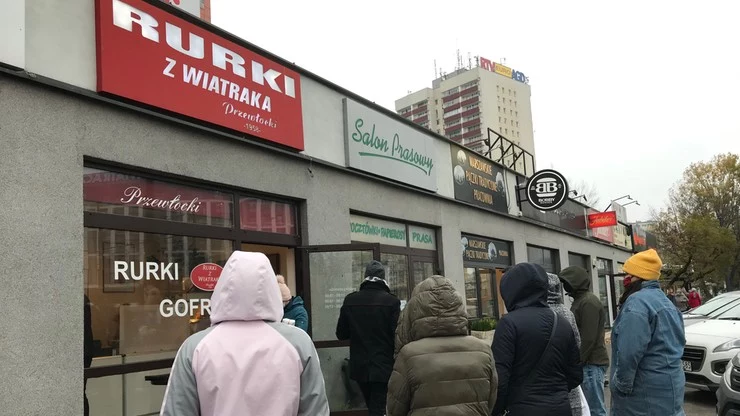 Kolejka przed cukiernią