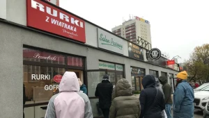 Kolejka przed cukiernią 