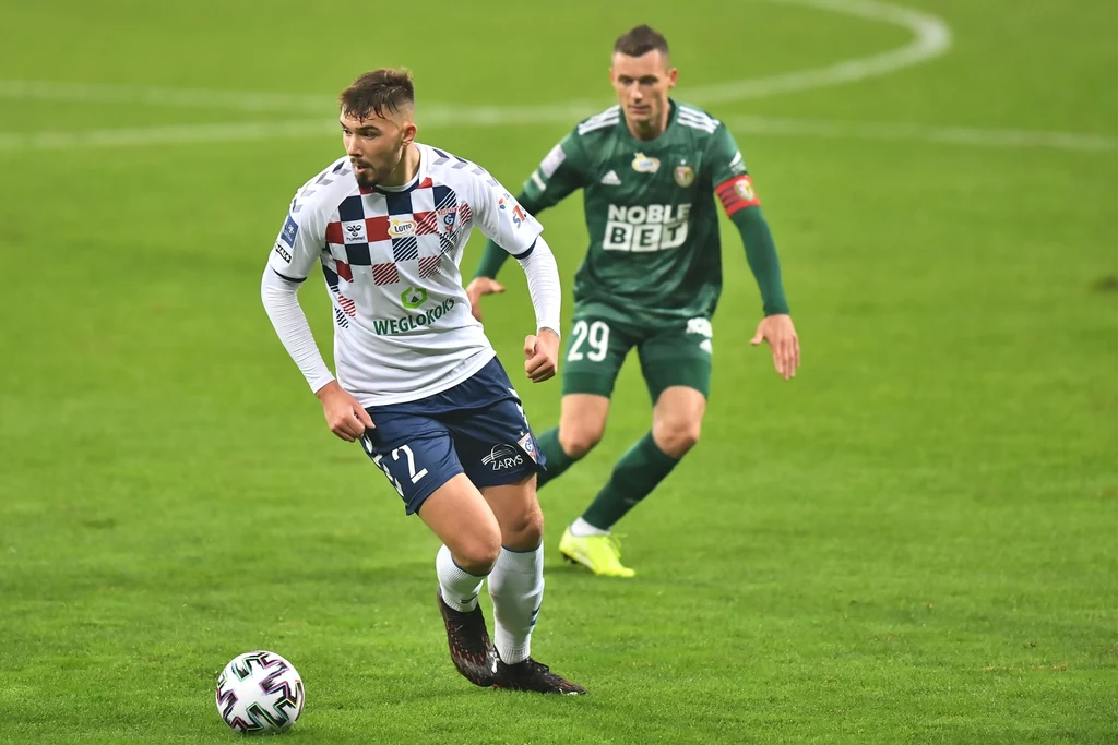Zawodnik Śląska Wrocław Krzysztof Mączyński (z prawej) i Przemysław Wiśniewski z Górnika Zabrze Zawodnik Śląska Wrocław Krzysztof Mączyński (z prawej) i Przemysław Wiśniewski z Górnika Zabrze
