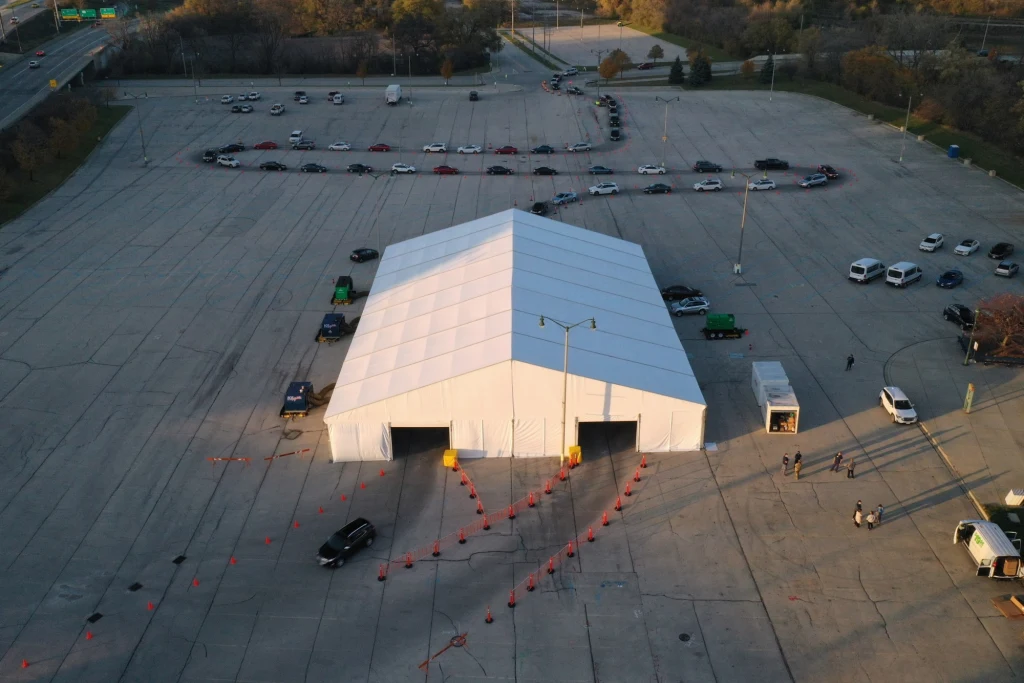 Każdego dnia w USA wykonuje się tysiące testów. Wiele mieszkańców korzysta z mobilnych punktów pobrań wymazów. 