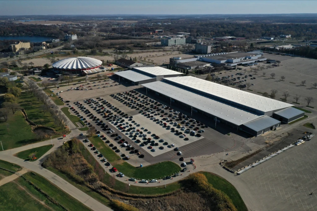 Zdjęcia ukazujące ogromną kolejkę do testowania wykonano dronem w Madison, w hrabstwie Dane w stanie Wisconsin 5 listopada br. 