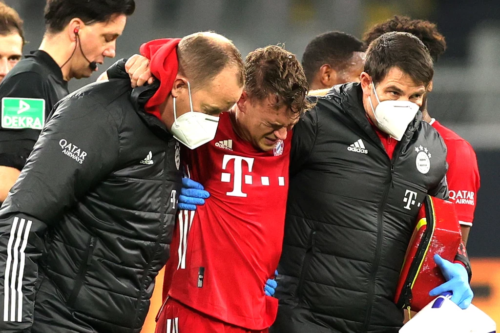 Joshua Kimmich opuścił boisko ze łzami w oczach Joshua Kimmich opuścił boisko ze łzami w oczach