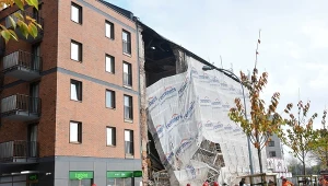 Strażacy pracują na miejscu zdarzenia przy ulicy Wrzesińskiej na warszawskiej Pradze