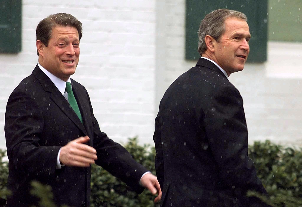 Al Gore i George W. Bush w 2000 r. Al Gore i George W. Bush w 2000 r.