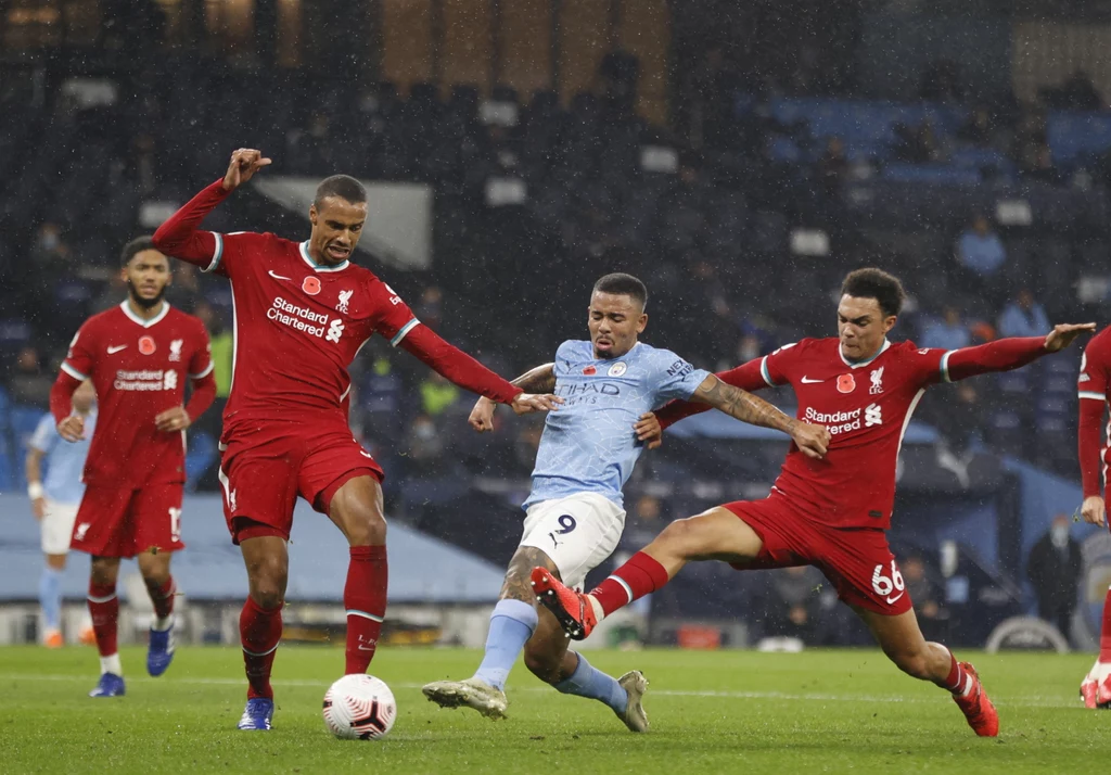 Gabriel Jesus (w środku) sprytnym ruchem poradził sobie z rywalami Gabriel Jesus (w środku) sprytnym ruchem poradził sobie z rywalami