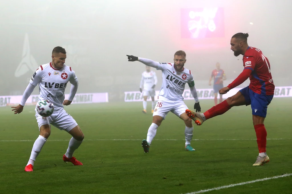 Jakub Błaszczykowski (w środku) w meczu z Rakowem