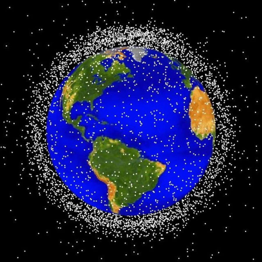 Grafika NASA pokazująca skalę obecności kosmicznych śmieci Grafika NASA pokazująca skalę obecności kosmicznych śmieci